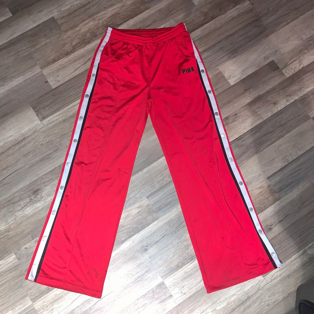 Riktigt coola trackbyxor från Victoria’s secret i skönt material, går att knäppa upp. Size M, passar någon som är 1,70 i längd då de är lite för långa för mig som är 1,60. Tyvärr en liten färg fläck på de längst upp som man ser på sista bilden. 💓. Jeans & Byxor.