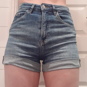 Standard shorts från HM  - Har haft de ett tag de är i så bra skick som bilderna visar, okej ändå. Ska vara storlek 34 men gissar på att de töjts ut till kanske 36. 