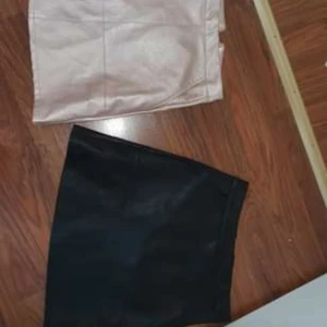 Skinnkjolar - Ljusguld s.34 Svart st.36. Bud från 100kr per kjol. Bud i chatten. Mycket snygga korta och knappt använda kjolar.