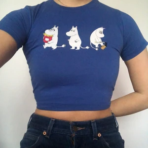 Mumin babytee - Så söt Mumin babytee! Passar så bra till jeans eller vita byxor! Perfekta y2k toppen! Skriv privat vid intresse. Frakt tillkommer. Högsta bud: 230kr  budgivning  Avslutas 17/12 fredag 14:00