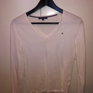 Tommy Hilfiger - Tunt ribbad tröja. Fint skick bara ostruken på fotona. Inköpspris ca 900.