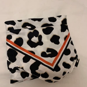 2 stycken sjalar - Två sjalar i olika mönster från Limoges edition kollektion på hm säljs ihop