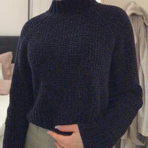 Mörkblå tröja - Mörkblå tröja i sametsliknande material