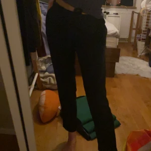 Svarta kostym byxor med knytning i midjan . - Super fina , jätte sköna kostym byxor med ljusa ränder från Mango . Passar även mig som 164cm lång .