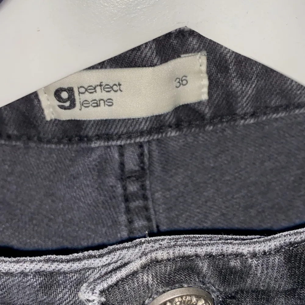  Säljer dessa jeans eftersom det var för små när jag skulle köpa de på plick är liksom en 38-40 och dessa är 36, i bra skick:) . Jeans & Byxor.
