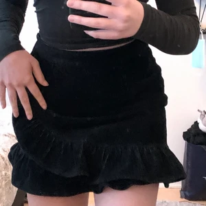 Svart manchester kjol från Bik Bok - Svart manchester kjol från Bik Bok, strl 36. Aldrig använd så den är i gott skick. Den går omlott och har en dragkedja på sidan. Säljer den för 120:-fri frakt😌