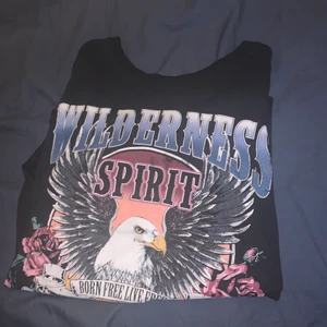 T-shirt  - Säljer min t-shirt som kommer från Gina tricot, inga hål eller fläckar, svärtas innan postningen😌