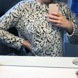 Tröja  - Säljer en Leopardmönstrad tröja i svart och vit. Mysigt tyg och skön att ha på sig. Då den är för liten för mig kommer den aldrig till användning🖤🤍Frakt tillkommer! 