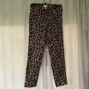 Jättecoola kostymbyxor i leopardmönster från H&M. Använda ca 1-3 gånger, storlek 38. 80kr plus frakt. Skriv för mer info och bilder:) 