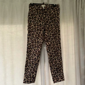 Kostymbyxor leopard  - Jättecoola kostymbyxor i leopardmönster från H&M. Använda ca 1-3 gånger, storlek 38. 80kr plus frakt. Skriv för mer info och bilder:) 