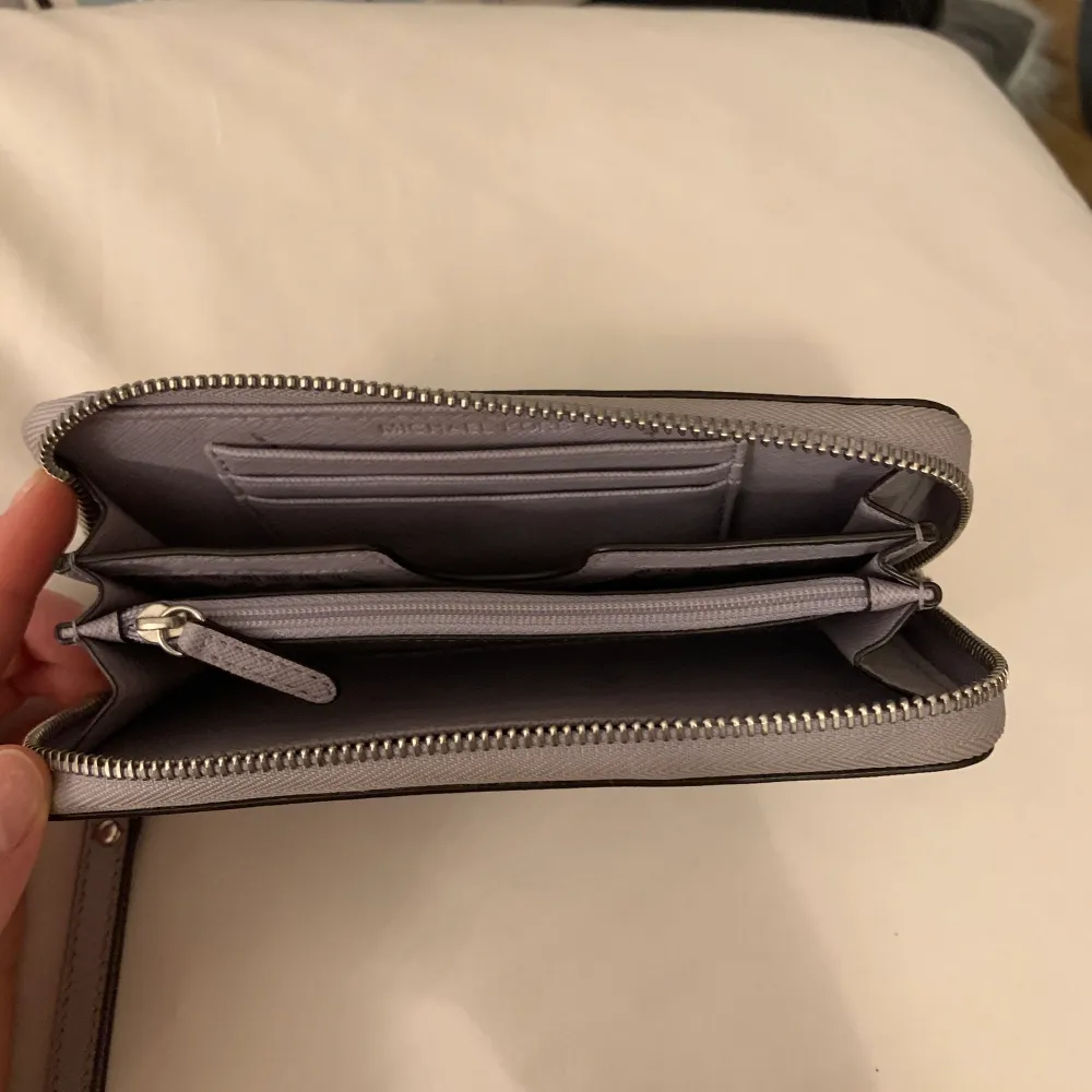 Plånbok från Michael kors. Den är i väldigt bra skick och har knappt andvänts. Lite dåligt ljus på de sista bilderna men på första bilden så ser man mycket bättre hur färgen ser ut! Kan absolut tänka mig att gå ner i pris. Asusteet.