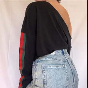 OFF THE SHOULDER TOP  - Off the shoulder topp från BOOHOO😋med röda och gröna stripes💚❤️ Använt 1 gång. Super skön! ✨ STRL S🥰