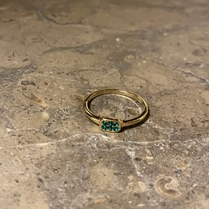Guldpläterad ring med gröna stenar - Superfin ring med guldplätering med gröna stenar. Perfekt julklapp till någon du tycker om! ❤️🎅🏼 Storlek: 18,25. Buda på priset