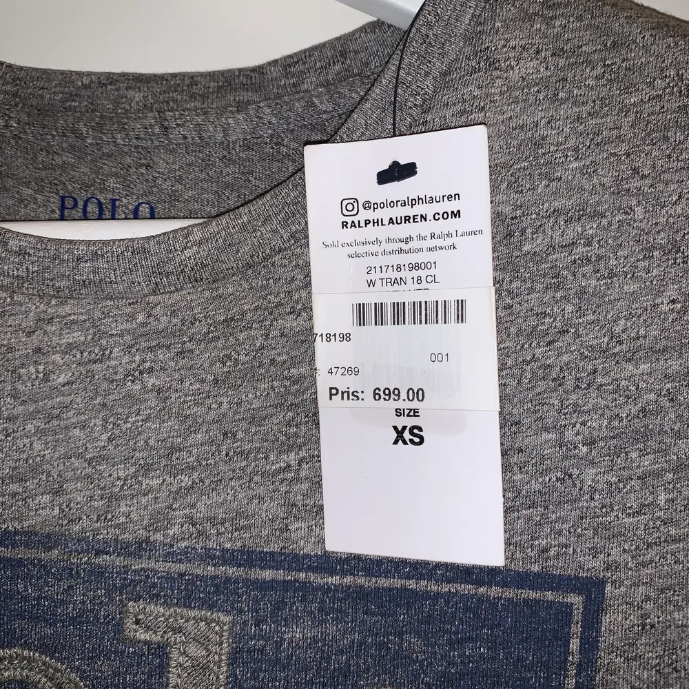 Helt oanvänd Polo Ralph Lauren tröja med prislapp kvar!! . T-shirts.