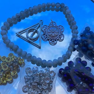 Smyckestillbehör🤍 - Lite gott och blandat med pärlor och strassdelar samt hängen🤍