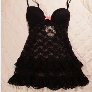 Slip dress ny - Ursött spets-klänning/slip dress med push up kupor, stl xs men passar nog även S!😻 Passar bäst på a/b-kupa. Såå sexig men tyvärr för stor för mig, därav aldrig använt! säljer en annan slip dress också :)