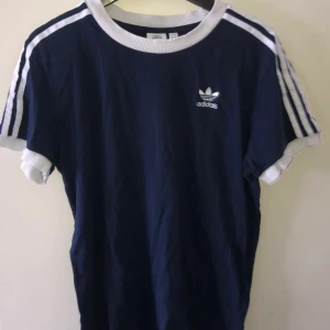 Adidas tshirt - Marinblå tshirt i storlek m