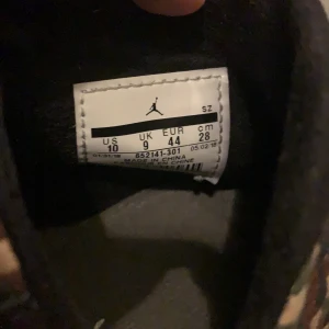 NIKE AIR JORDAN FUTURE PREMIUM CAMO - Nike Air Jordan Basketboll-Skor. Storlek 44(små för att vara 44:or) Min vanliga storlek är 42, 43 och dessa passar bra. Okej skick, något smutsig sula men annars är dem rena, ingen äcklig lukt mm. Sjukt sköna skor då snörningen omringar foten!
