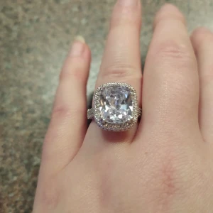 Utsökt Sterling silver ring! - Fick höra när jag köpte den att det är Swarovski,men jag är osäker och vill ju inte lura någon. Riktigt lyxig och ljuvlig dock! Märkt s925. Tar emot att sälja denna pärla men jag behöver verkligen pengar, så någon annan får glänsa med denna! Frakt på 11:- tillkommer, jag samfraktar gärna!