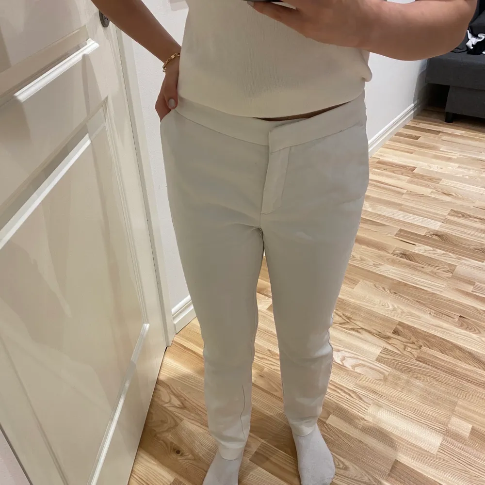 Säljer mina vita kostymbyxor ifrån Zara, byxorna är lågmidjade och passar precis mig som är 158cm! använt fåtals gånger och är i bra skick, pm för fler bilder osv 💕. Jeans & Byxor.