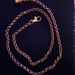 Guldkedja - Guldkedja som är meningen att användas som ett skärp, men man kan såklart vara kreativ och använda på andra sätt också! ✨ Aldrig använd :)
