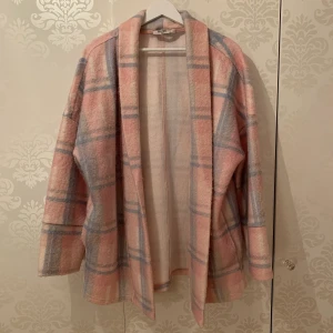 blå/rosa jacka stl.s - Säljer denna fina kappa från NA-KD! Fint skick och använd fåtal gånger. Oversized modell. Nypris 599kr. Köparen står för frakten :)