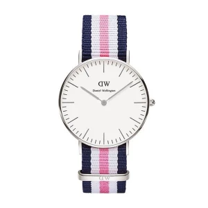 Daniel Wellington klocka  - Säljer denna populära klocka från Daniel Wellington. Den är sparsamt använd men har en repa på glaset därav de billiga priset. Vid intresse skriv så skickar jag bilder på den riktiga klockan.