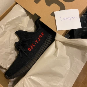 Yeezys 350 bred 2020 - Säljer Yeezys 350 ”bred” 2020. Storlek: us5,5/EU38. Inga bud och priset är 2900+frakt 95kr spårbart med PostNord. Skorna är helt nya med kvitto och box. 