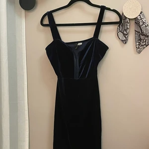 Festklänning  - Jättesöt blå/grön klänning. Sitter tajt och är lite liten så kanske mittemellan en 34 och 36 :) Jättefina detaljer med hasparna. 