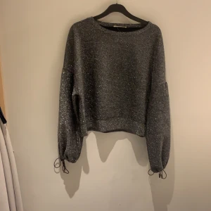 Najs tröja - Sticks inte, se innesidan bild 2. Knytband i ärmarna, = jättesöt detalj med rosetter. 