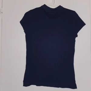 Tommy Hilfiger - Knappt använd tröja i storlek S.