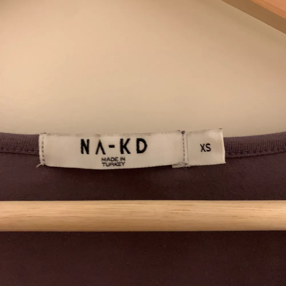 Mörklila t shirt från NA-KD, säljer pga att den inte kommer till användning. Den har en u ringning, den passar xs-s.. T-shirts.