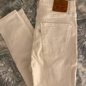 Säljer nu mina helt oanvända vita Levis Jeans, köpta i Levis butiken i Örebro, strlk 28 dom är mide höga. Köpte dom på Rea för 800 säljer dom nu för 600kr (kan mötas i Örebro) 