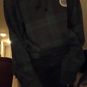 Grön rutig hoddie - Svart/grön/mörkblå rutig hoddie, använd va 1-2 gånger, lång i modellen, jätte fin som oversized