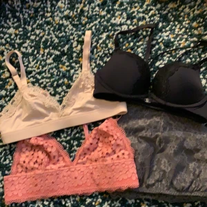 Bh - Tre bralettes och en bh. Från olika märken. Alla bralettes är i xs, bh-n i 65 b. 50kr styck inkl frakt. Jag har aldrig fått användning av dom tyvärr så dom är i nyskick💋 