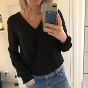 Fin v-ringad blus/body - Jag säljer denna fina blus som är i body form. Plagget är i från Vero Moda och är sparsamt använd. 