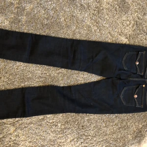 Jeans sqin leg low waste 25 - Jeans från h&m w25 Längd passar 160 cm lång. Jättefint skick! Använda en gång ca.