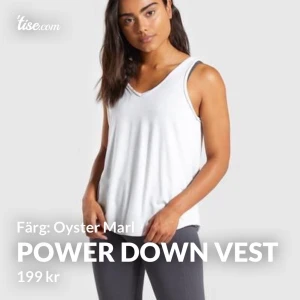 POWER DOWN VEST  - Storlek S  Aldrig använd - va lite snabb med att dra av lapparna 😅 Färgen är mer grå / mint ish i verkligheten (laddar up egna bilder imorgon när det är bättre ljus) 