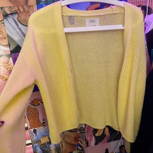 Kofta - Jättefin gul kofta/ cardigan feån zara med fina knappar, aldrig använd, nypris 359kr