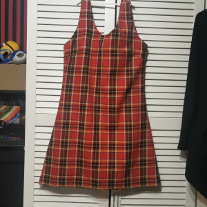 Rutig klänning - Röd rutig klänning i fint skick. Perfekt till jul! 