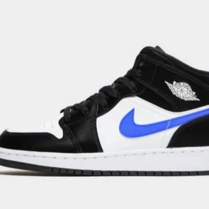 Air jordan 1 Racer Blue - Helt nya oanvända äkta Jordan 1 köpta på JD. Kvitto och skolåda inkluderas. Högsta bud 2300kr