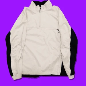 Nike Golf Windbreaker - Storlek : L (pit to pit 57cm).                                                       Skick: 4/10. Märket vid nacken är slitet samt uppriven söm (bild 2).                                                                                       KÖP NU 100kr eller kom med bud i DM.  Frakt tillkommer (63kr). 