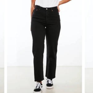 Levi’s Straight Ankle Jeans - Släjer svarta Levi’s Straight Ankle Jeans i bra skick (endast andvända få gånger då jag köpte fel storlek!)                                                                                                                                                                                                                                    Betalning via swish!                                                                   Köparen står för frakt (63kr)                                               Nypris:1200 kr