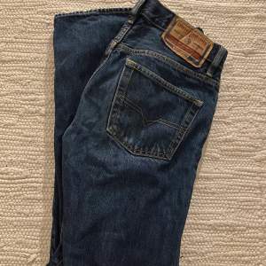 Ett par mörkblå thriftade äkta diesel jeans som är låga i midjan men som är raka hela vägen ner. Använda fåtal gånger <3