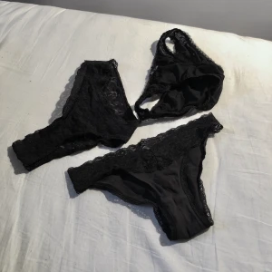 3 svarta trosor  - Säljer dessa trosorna då de nu är för små för mig och då jag tycker att det är synd att bara slänga dem. Trosan med rosetten är knappt använd (nyskick), de två andra är i använt/acceptabelt skick (men nytvättade såklart!). Frakt på 22kr tillkommer! 