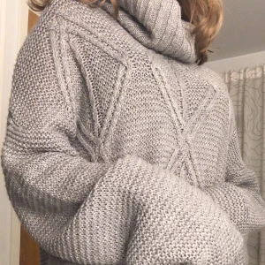 Grå stickad tröja - Fin stickad tröja i storlek M, men passar nog även större. Har en polokrage som sitter lite löst också. Minns inte riktigt var jag köpte den men tror på någon second hand. Jag är 155 och den går lite längre ner än höfterna. Endast använt 1 gång. (Råkade ta bort annonsen första gången)