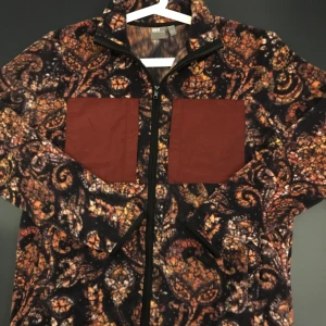 Teddy - //BUD FRÅN 500kr\\ Jätte snygg jacka i fleece liknande material. Storlek XS men är stor i storleken så mer S-L beroende på hur man vill att den ska sitta. Jackan är HELT NY, tags kvar