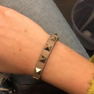 Valentino armband - Säljer jätte fint valentino armband i bra skick köpt från Valentines hemsida, har äktihetsbevis loda osv, buda från 600👌🏼