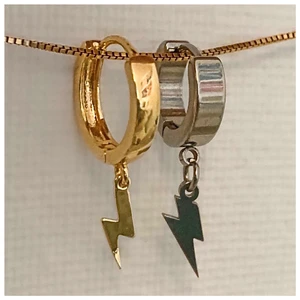 BLIXTÖRHÄNGEN  - Blixtörhängen för 110kr/par, frakten är inkluderad! ⚡️🙏🏼 Bara några veckor kvar till jul nu så passa på att köpa smycken som en present till era nära och kära, eller varför inte till dig själv! Säljs som antingen ett guldigt par, ett silvrigt par eller mixat 🙌🏼