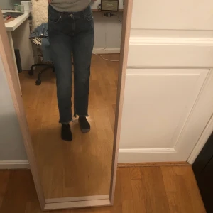 Mörkblå Jeans - Snygga mid-waist jeans från never denim. Storlek xs men stora i storleken så skulle snarare säga att det passar s/m. Köpta för 500 kr